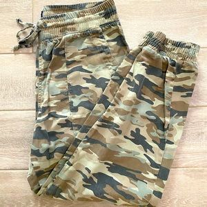 NWOT Gap tencel camo joggers medium